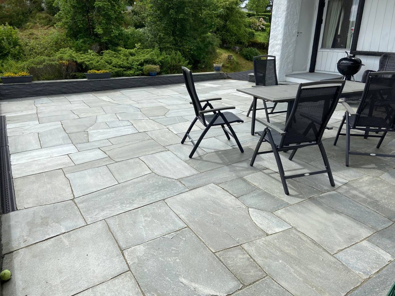 Terrasse med storformat skifer-heller